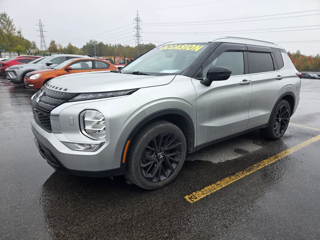 Gray 2023 Mitsubishi Outlander SUV / Crossover  Automatic